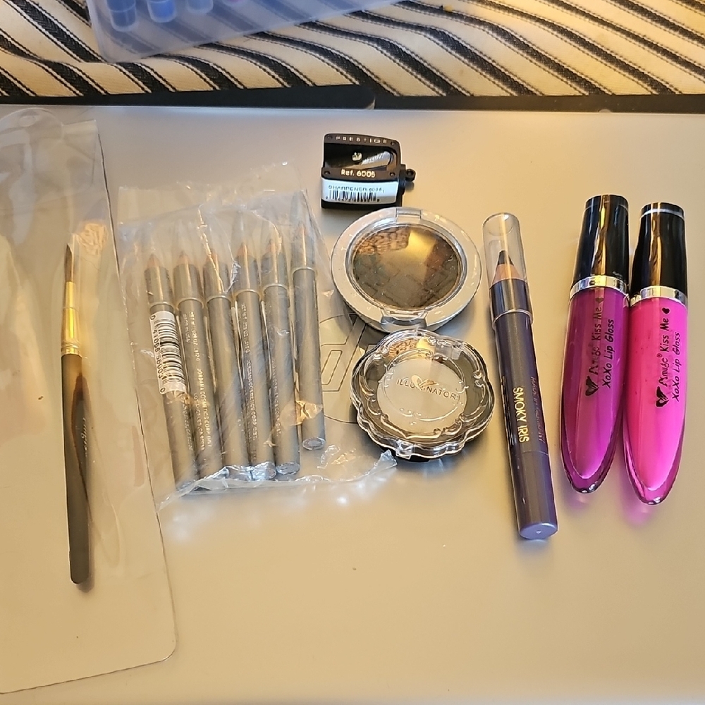 Makeup Set ( Eyeliners, Eye Shadow, Lip Gloss, Lip Brush, Sharpener)